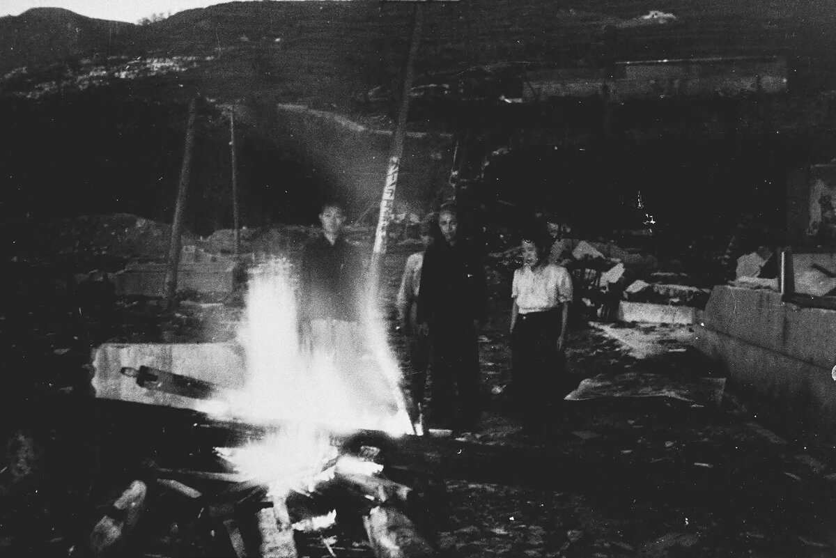  Семья сжигает тела родственников на костре. Нагасаки, август 1945 г.