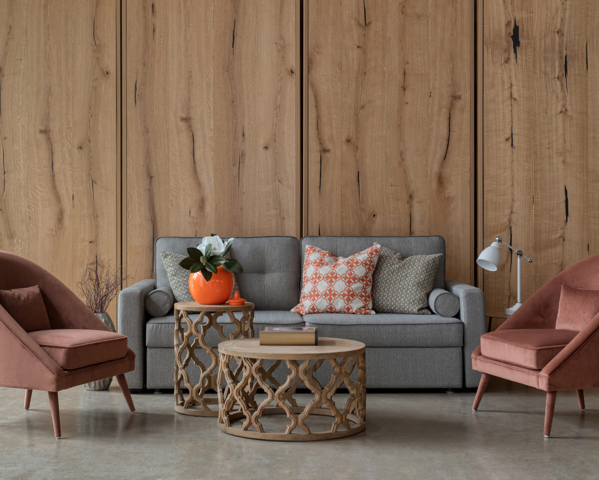 Лаконичный Пауль удачно встроится в интерьер гостиной с элементами колониального стиля 