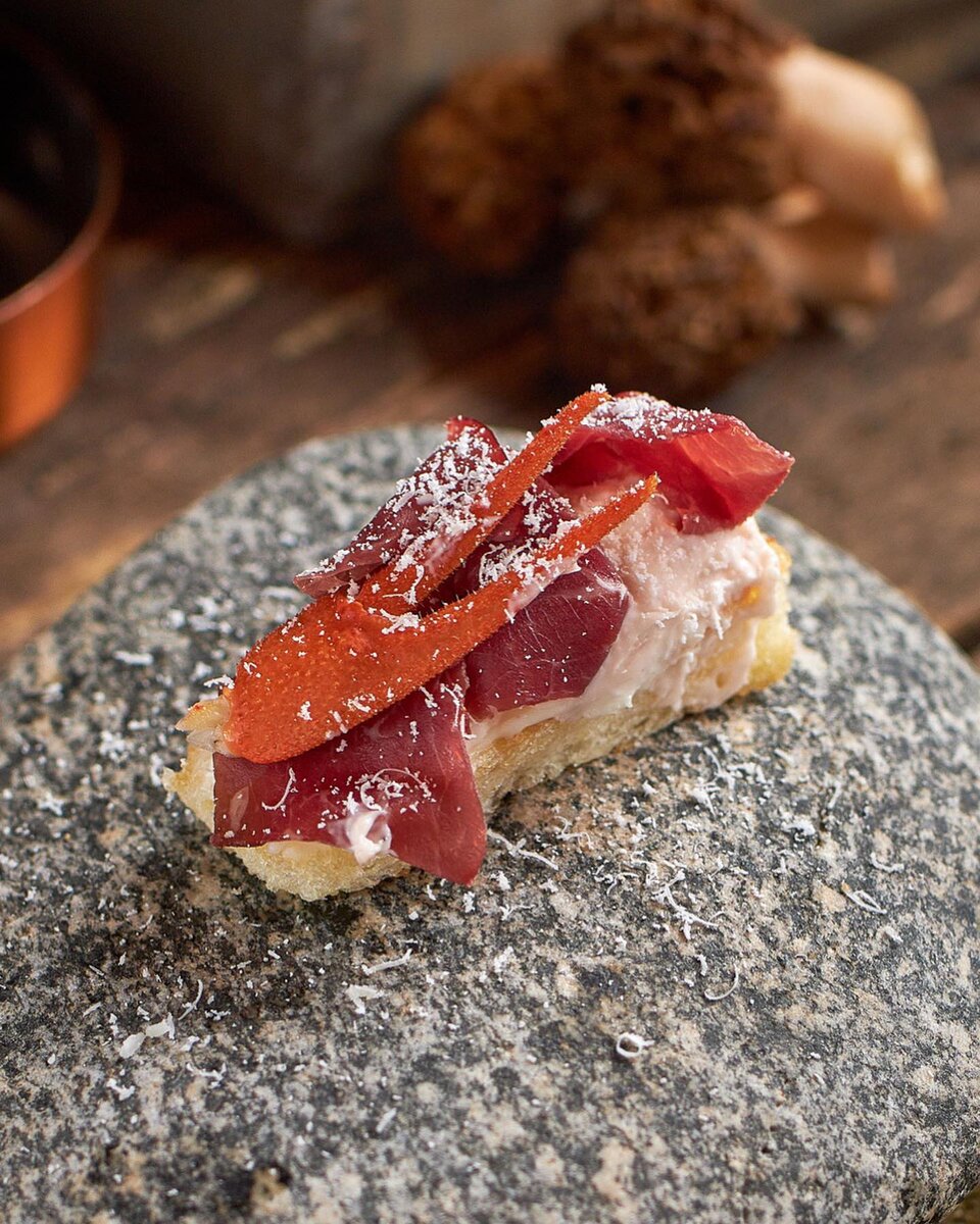 Картофельный бриошь, домашний сыр с пажитником, Камские раки со смородиновым листом, вяленный лось