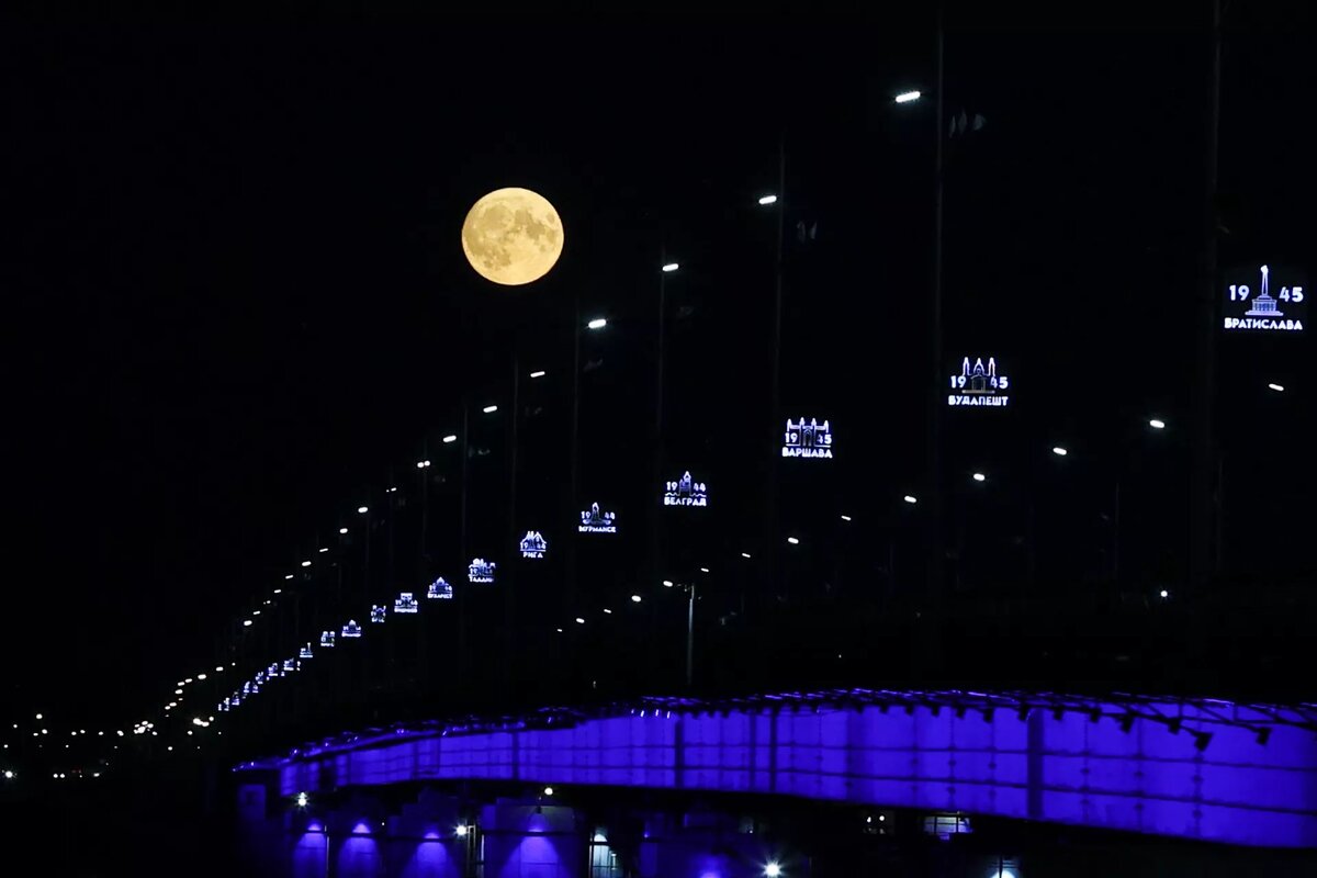 Фотограф запечатлел голубое суперлуние в небе над Барнаулом | ТОЛК | Дзен