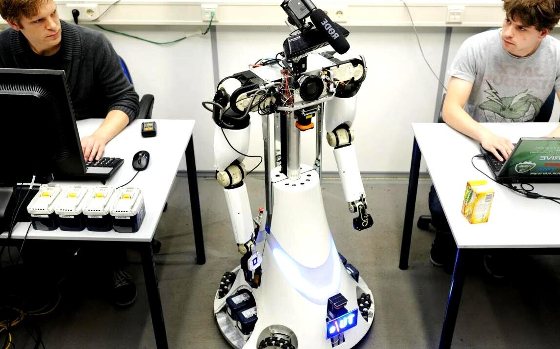 Современные профессии в робототехнике 9 класс технология. Робототехника. Современные роботы. Современная робототехника. Робототехник профессия.