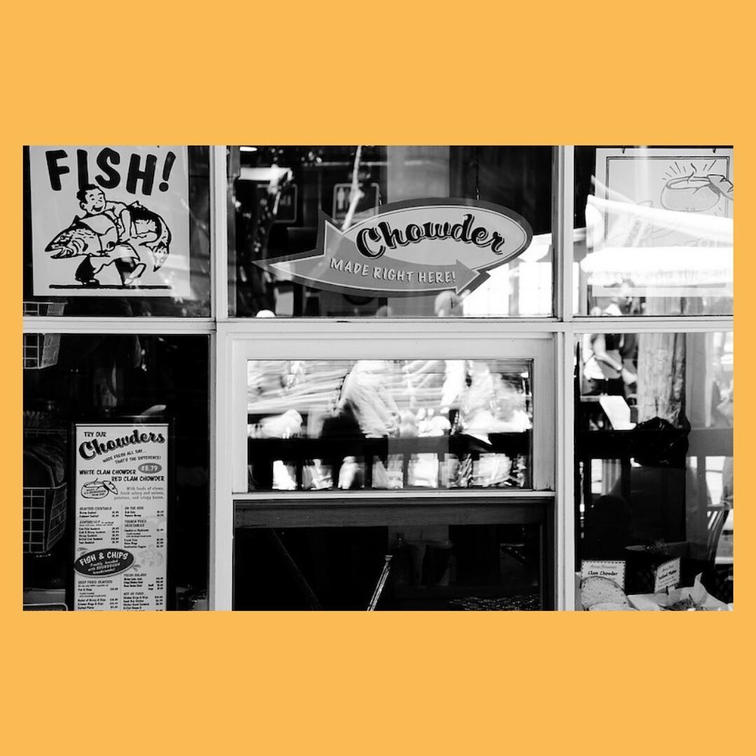  Fish & chips — жареная картошка с рыбой, которая сегодня есть в меню каждого паба и даже некоторых ресторанах, когда-то служила рабочим Лондона и обедом, и источником информации.

Впервые упоминание о блюде fish & chips появилось в британской поваренной книге «Кулинария за 1 шиллинг» в 1857 году. Увидев рецепт, какой-то сметливый лоточник решил продавать жареную картошку и рыбу в кляре у одной из лондонских фабрик во время ланча. А так как придумывать упаковку не было ни времени, ни средств — он заворачивал «блюдо» в кулек из вчерашней газеты Daily Mail.

Рабочие за обедом с удовольствием ели питательную картошку с треской и читали новости из газеты. Новости были вчерашние, но и это было лучше, чем совсем ничего, ведь позволить себе свежую газету мог далеко не каждый рабочий.

Вскоре фастфуд в оригинальном газетном кульке стал так популярен, что лоточник расширил бизнес и ларьки с фиш-энд-чипс появились на каждом углу Лондона. Теперь уже рыбу с картошкой поглощали на обед и студенты, и члены парламента.

С 80-х годов практически полностью прекратили использовать такую упаковку, поскольку врачи обнаружили, что горячие продукты, обернутые в газету, поглощают типографские чернила, и, как следствие, те попадают в организм вместе с едой, что крайне дурно для здоровья.

Сегодня Фиш энд Чипс на вынос продают в картонных коробках. В ресторанах же на поднос иногда подкладывают газету, но больше для эстетики. А вот самым популярным гарниром к нему, как и в XIX веке, остается простое гороховое пюре.

Сейчас fish & chips не утратили своей популярности. А известнейшие британские шеф-повара Гордон Рамзи и Джейми Оливер придумывают новые рецепты кляра для рыбы.

Ох, начитался, насмотрелся, захотелось приготовить.
И обязательно обернуть рыбу с картошкой бумагой в английской манере и съесть! 😁
А вам??