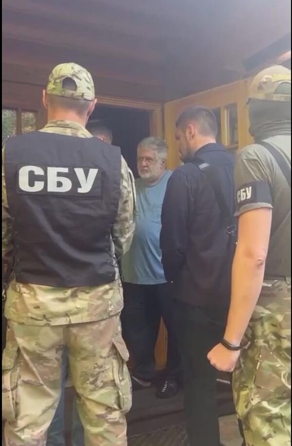 ИГОРЮ КОЛОМОЙСКОМУ ЗАЧИТЫВАЮТ ОБВИНЕНИЕ НА ПОРОГЕ ЕГО ЗАГОРОДНОГО ДОМА. СКРИНШОТ: ТЕЛЕГРАМ-КАНАЛ "РАДИО СТЫДОБА"