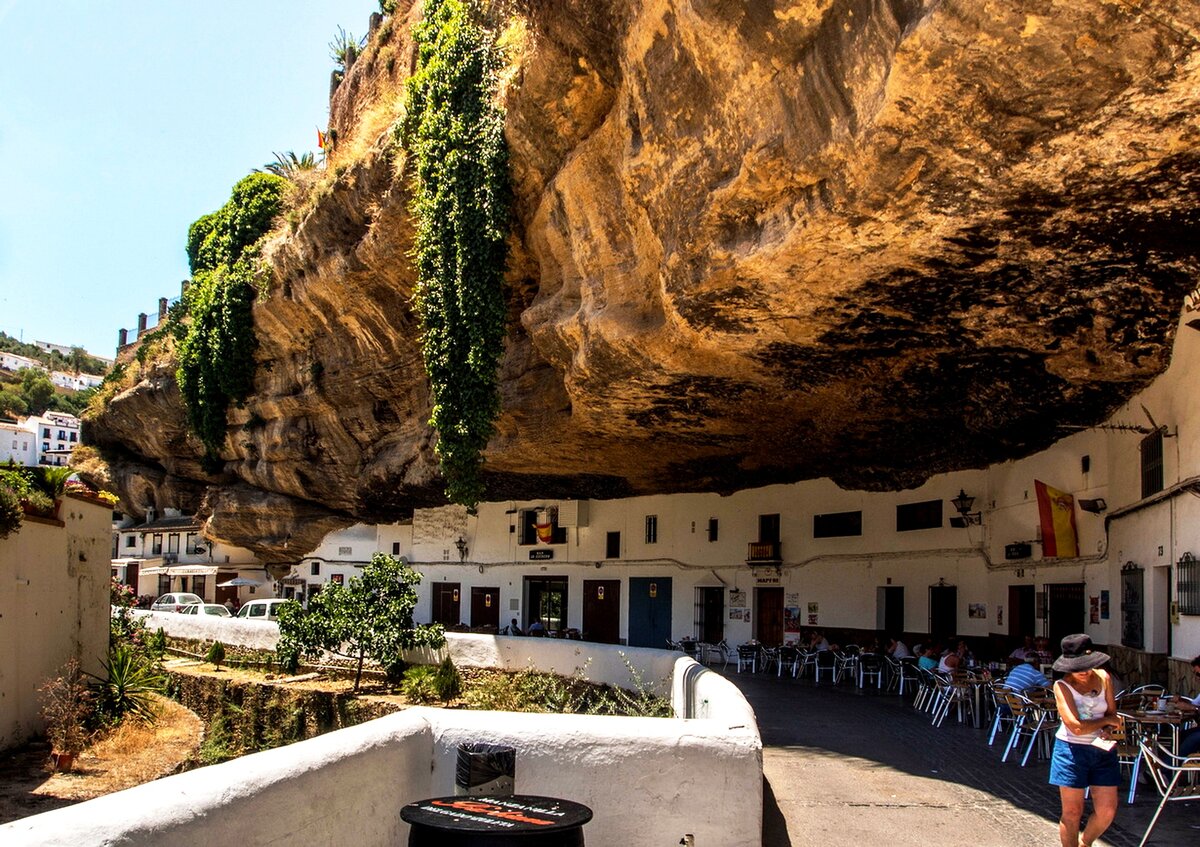 Под скалой. Городка сетениль-де-лас-бодегас, испания. Сетениль-де-лас-бодегас испания. Городка сетениль-де-лас-бодегас, испания. Сетениль-де-лас-бодегас – испанский город в скале.