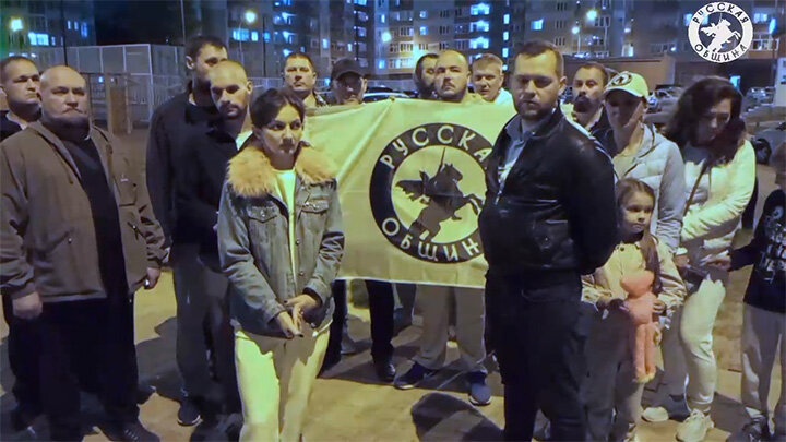 "РУССКАЯ ОБЩИНА" ГОТОВА ЗАЩИЩАТЬ СВОИХ СООТЕЧЕСТВЕННИКОВ. ФОТО: ТЕЛЕГРАМ-КАНАЛ "РУССКАЯ ОБЩИНА ZOV"