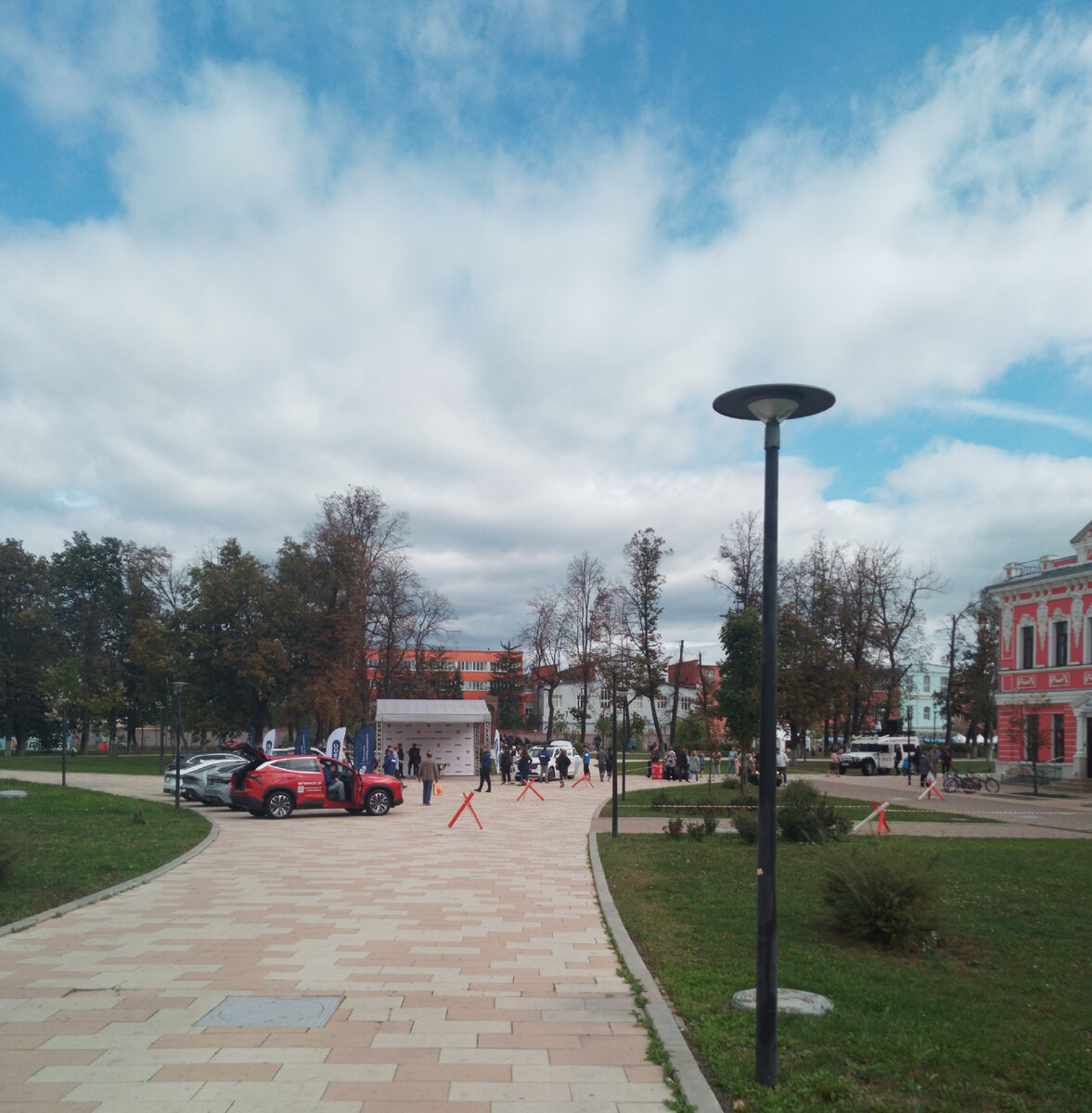 Нашему городу -877, но он  как всегда молод, красив, хорош собой, да ещё в в полном расцвете сил, радует своих жителей и гостей, историческими  памятниками, итересными музеями, замечательными...-2