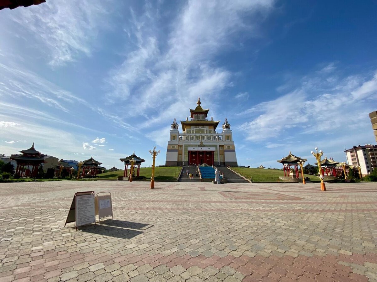 Золотая обитель Будды Шакьямуни. Главный вход.