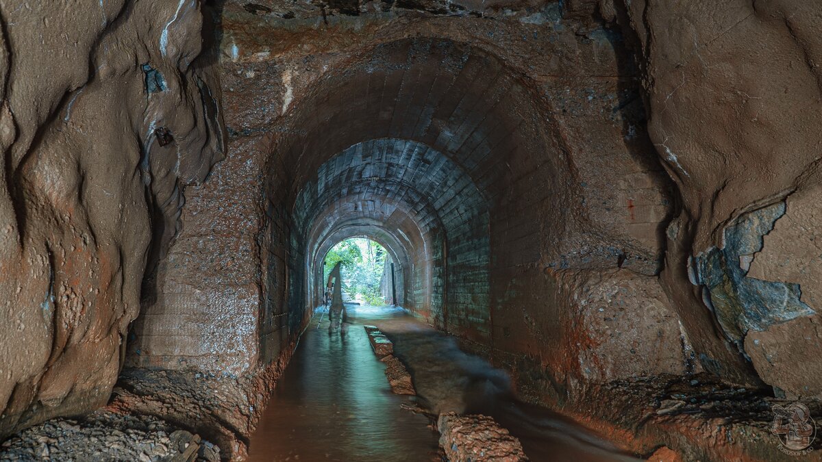 Загадка дыры: исследую самую необычную подземную реку на Дальнем Востоке! 🌊🔦