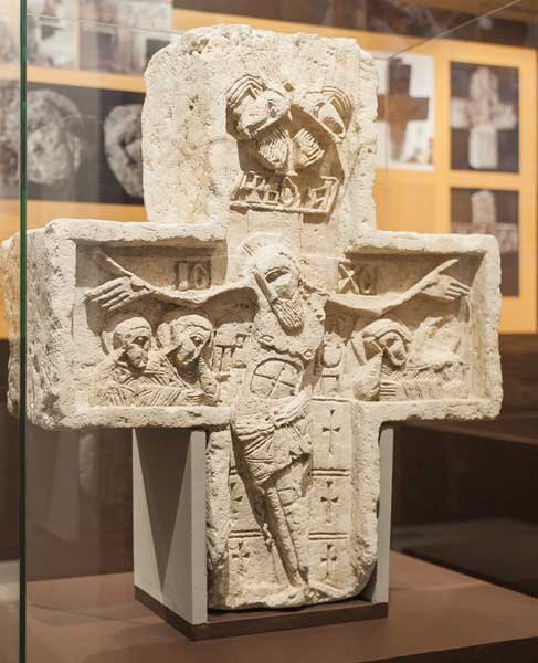 Крест поклонный «Распятие Христово. Святитель Николай и двое неизвестных святых» Конец XV – первая половина XVI века. Тверь. Белый камень, резьба, темпера, серебрение
64,5 × 53 × 16 см
. Собрание Музея имени Андрея Рублева. 