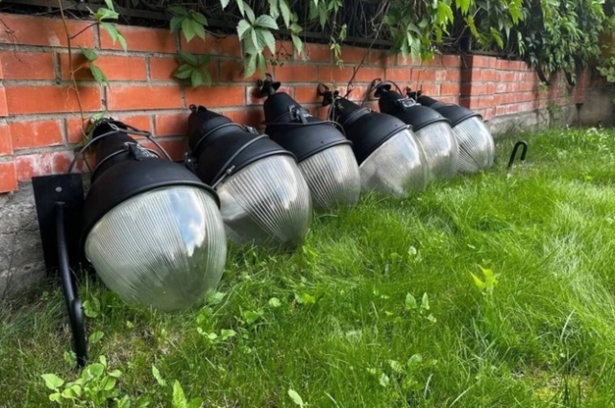    Раритетные советские фонари вернулись на фасад омского университета