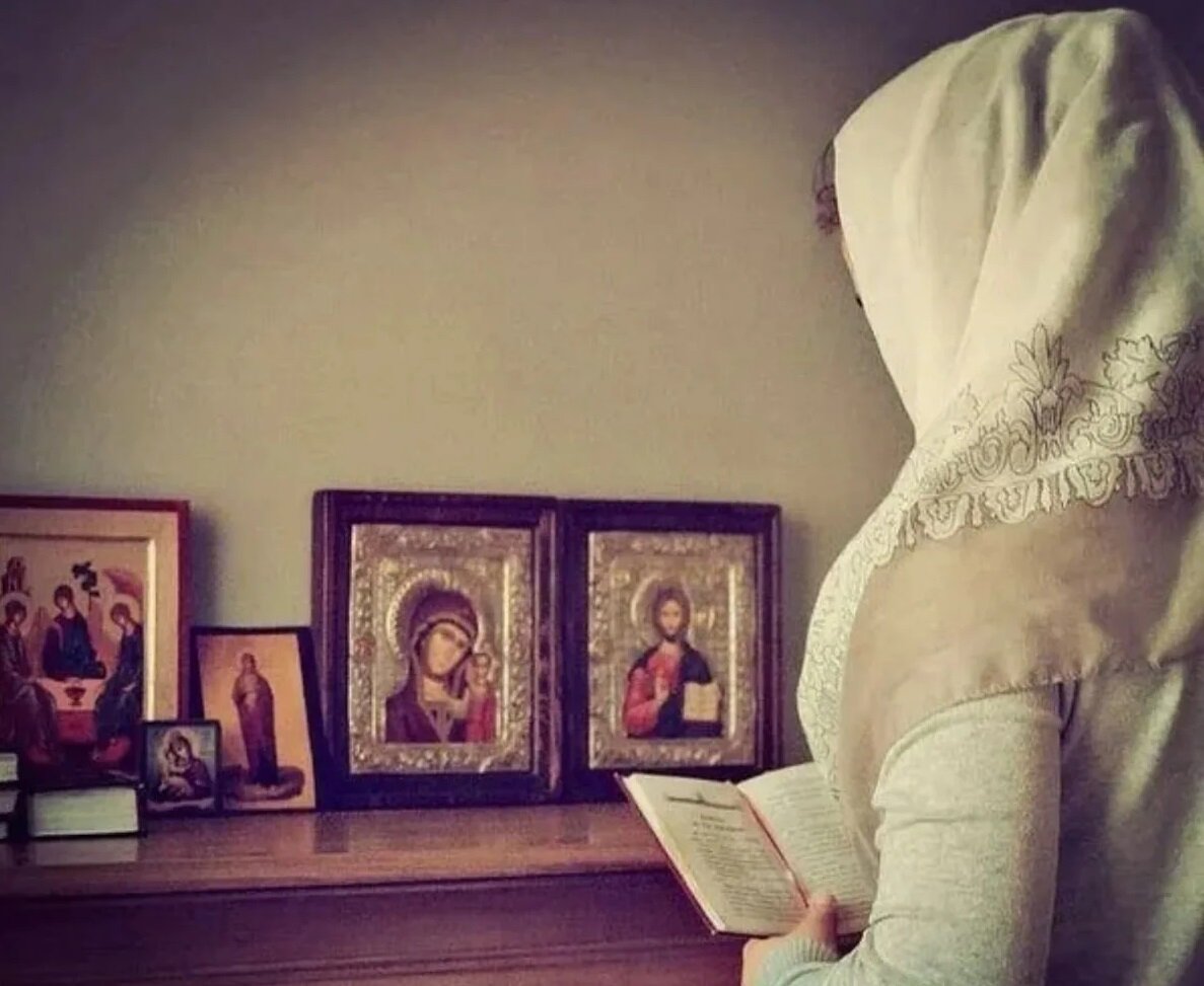 Боже снимать. Девушка перед иконой. Девушка молится. Домашняя молитва. Православный человек молится дома.
