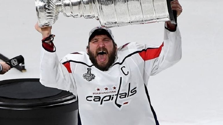   Александр Овечкин с Кубком Стэнли. Global Look Press