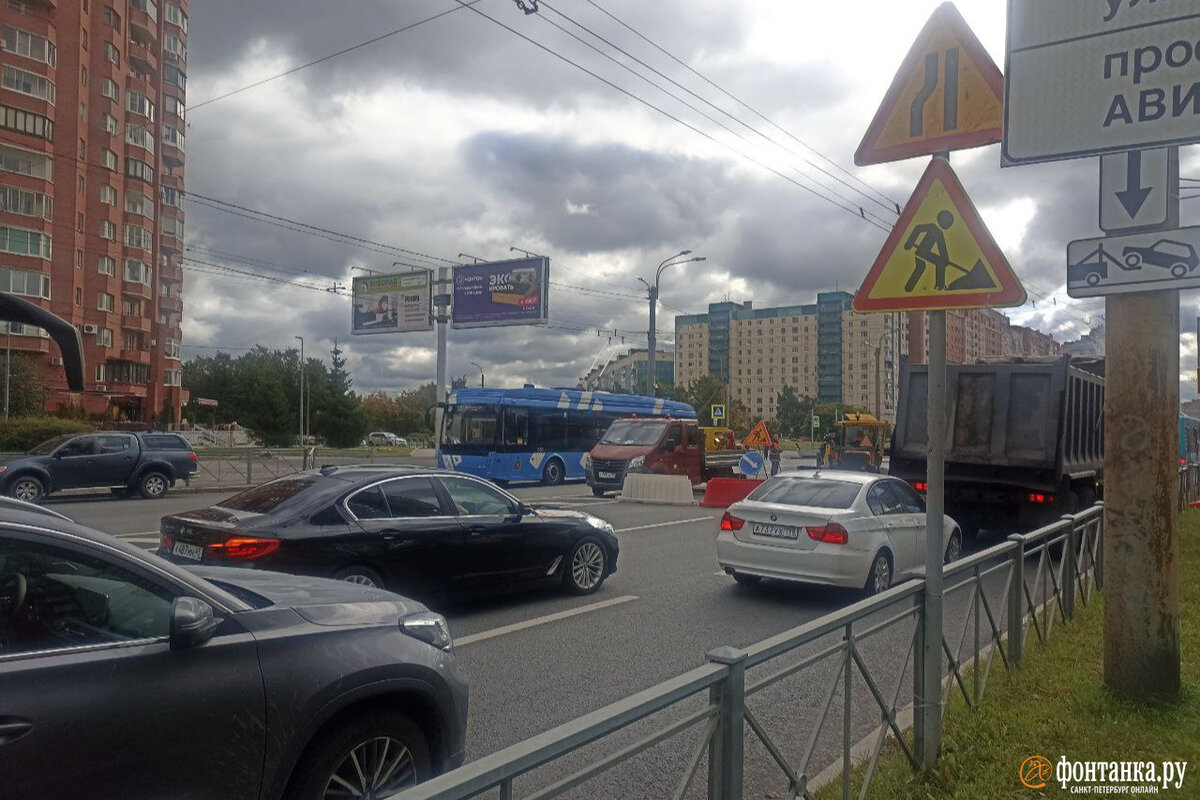 Движение транспорта на одной из крупных магистралей Приморского района  Петербурга утром 18 сентября оказалось затруднено из-за работ. Читайте на  