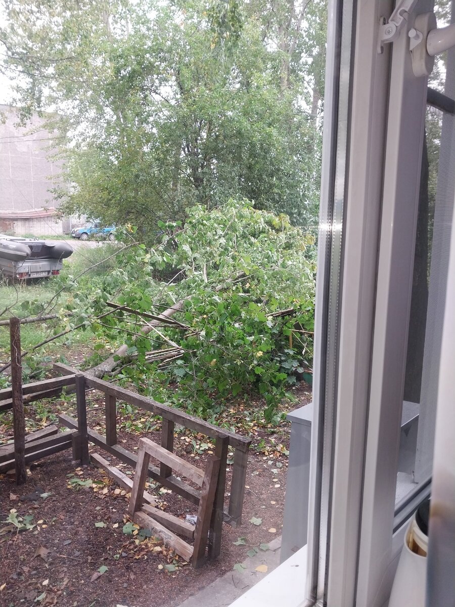    Дом в Петрозаводске пострадал из-за буйства непогодыавтор неизвестен, паблик "Подслушано в ПТЗ | Петрозаводск"