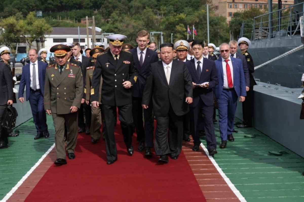    Ким Чен Ын сфотографировался с делегацией, сопровождавшей его в России