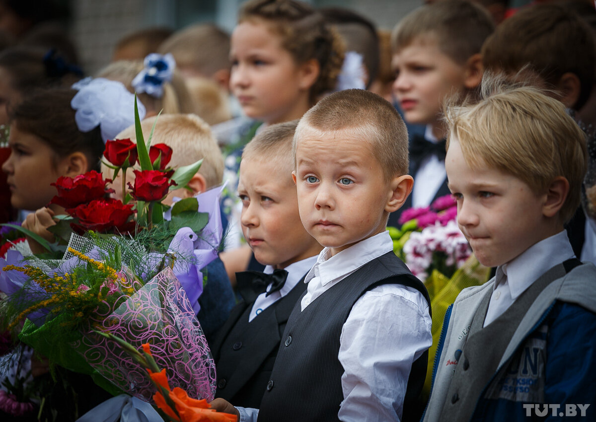 Проводили в 1 класс. Первоклассники. Первоклассники на линейке. Школьники на линейке. Первоклассница на линейке 1 сентября.