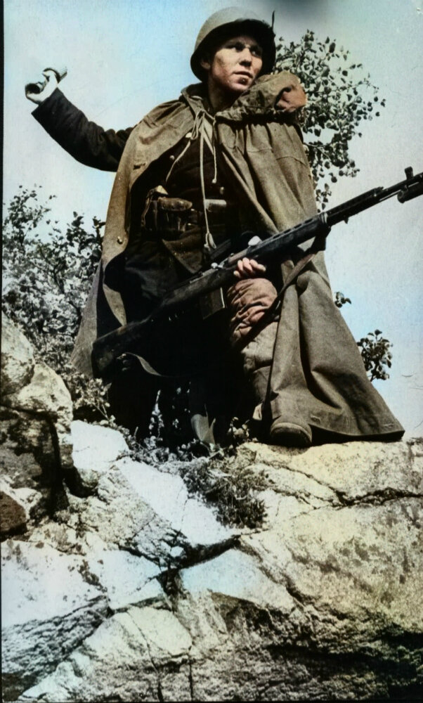 Герой Советского Союза командир отделения 1-го добровольческого отряда моряков Северного флота старший сержант Василий Павлович Кисляков. Старший сержант В. Кисляков в августе 1941 года стал первым Героем Советского Союза на Северном флоте. 1941 г.