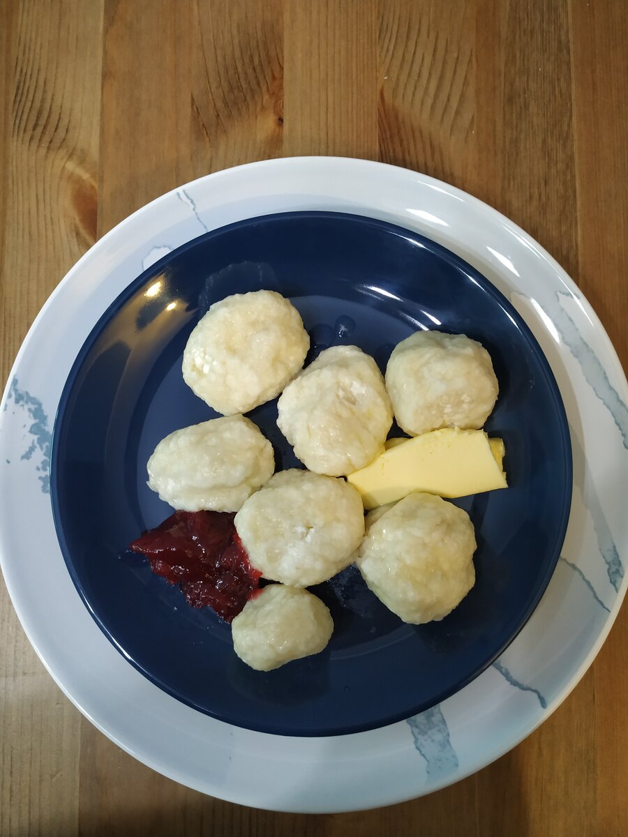 творожные клецки с маслом и вареньем:)