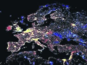 В конце прошлого года ученые Колумбийского университета США опубликовали в журнале Astrobiology выводы своих исследований о том, что состав атмосферы экзопланеты может влиять на скорость ее нагрева и охлаждения. Например, озон, образующийся из кислорода под действием ультрафиолетового излучения, хорошо поглощает солнечный свет и помогает «разогреть» планету. Поэтому кислород, выделяемый гипотетическими жизненными формами, населяющими экзопланету, может быть преобразован в озон, который, изменив режим нагрева атмосферы планеты родительской звездой, окажет тем самым воздействие на скорость вращения планеты, слегка ускорив ее вращение вокруг собственной оси.