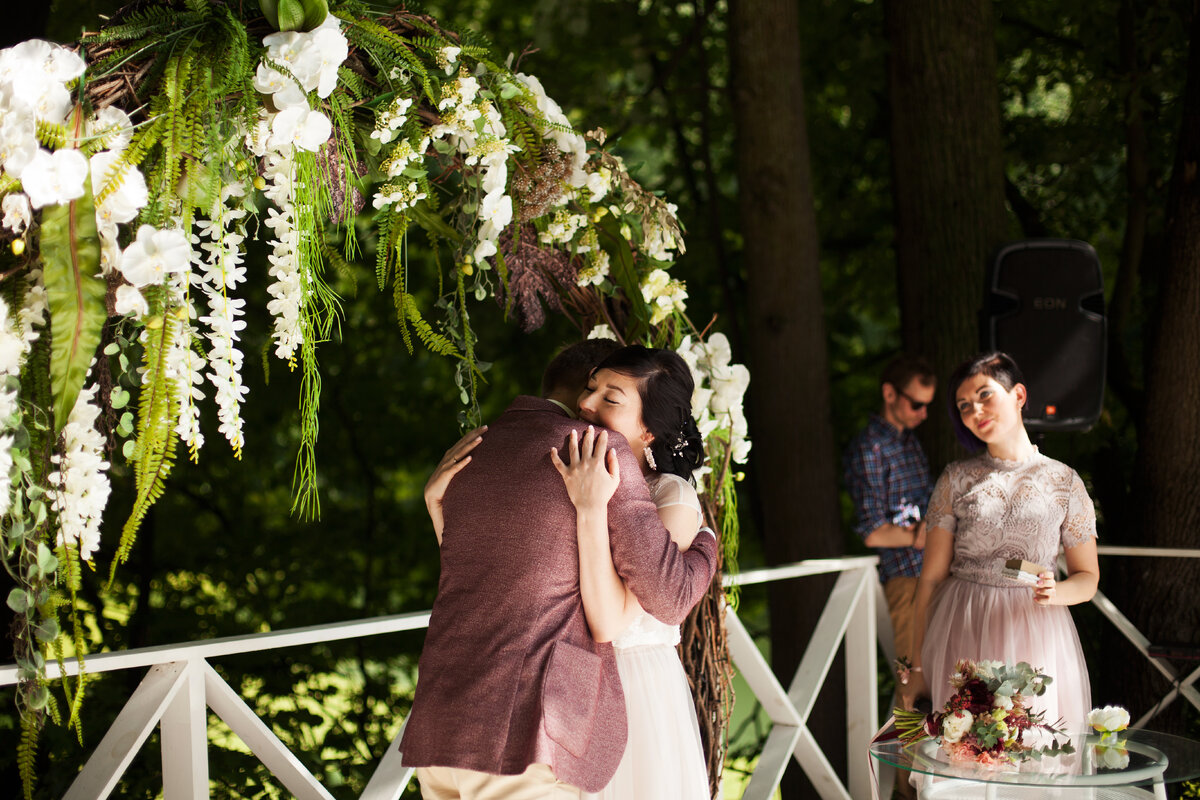 Мы не пожалели, что не пригласили гостей в ЗАГС. Выездная получилась очень трогательной. Фото: FёVish studio