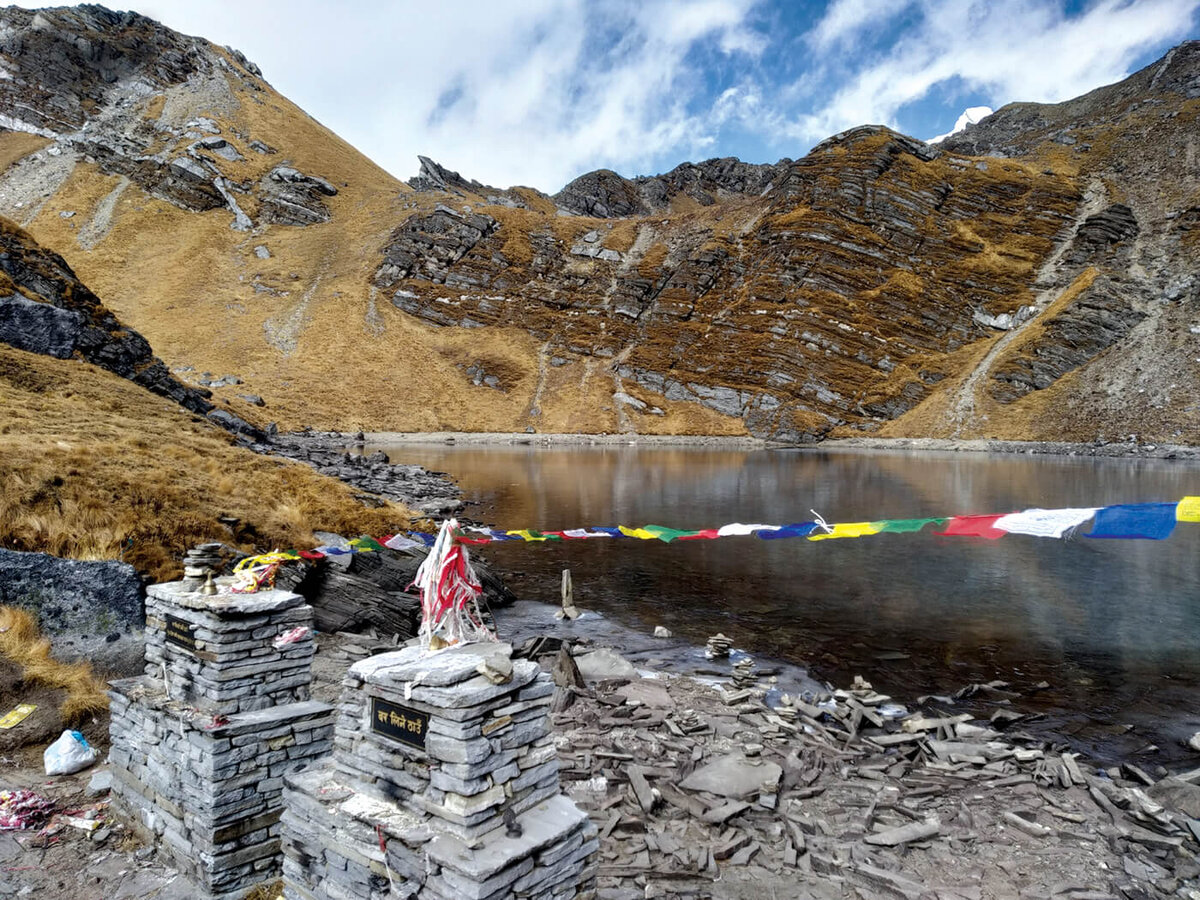 Озеро Кхаер находится еще в 5-6 часах ходьбы от небольшого храма Кхайер Бхарани, священного для местной общины Магар. Индуистские паломники из долины в июле-августе поднимаются к озеру на фестиваль Джанай Пурнима.