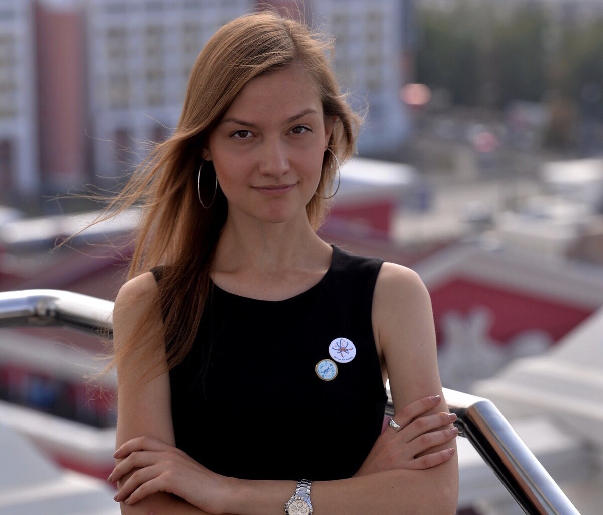 Глядя на Алину Таратынову и ее успехи, вспоминаются слова из всем известного советского фильма. «Студентка, комсомолка, спортсменка, наконец, она — просто красавица!» А теперь еще и обладательница именной стипендии им. Е.М. Дианова, учрежденной АО «Оптиковолоконные Системы». Алина поделилась своими секретами, о том, как совмещать научную деятельность, волонтерство, серьезное увлечение танцами и многое другое. 