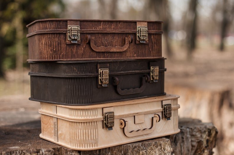Источник: https://www.etsy.com/listing/683060896/personalized-wooden-suitcase-suitcase