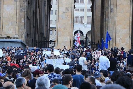Источник изображения: Википедия. Антироссийские протесты в Грузии в июне 2019.