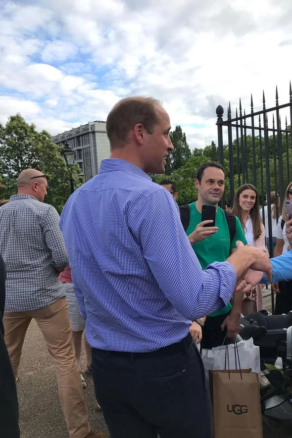 Принц Уильям пожал руку и поприветствовал поклонников своей покойной мамы Дианы