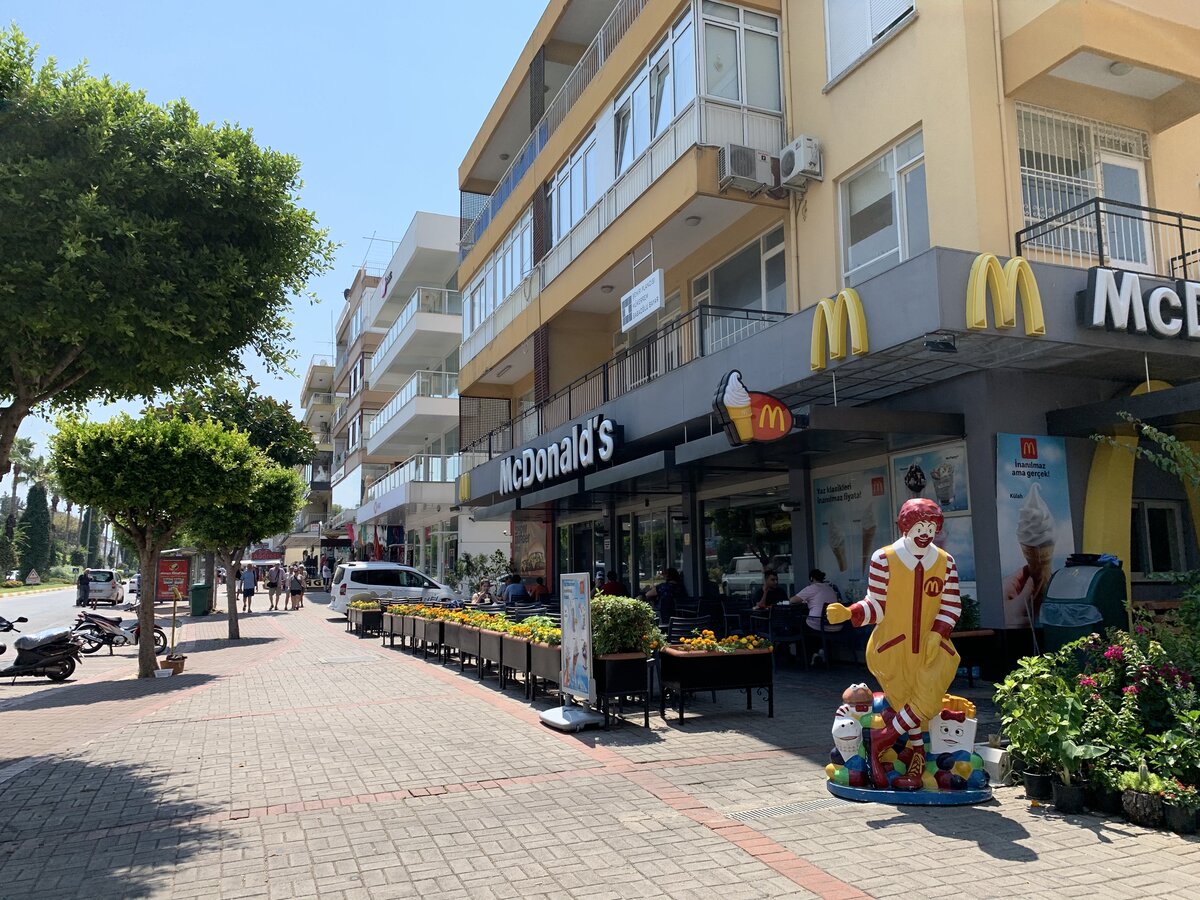 «Макдональд» на главной улице в Алании /// @ЛИТВИН
