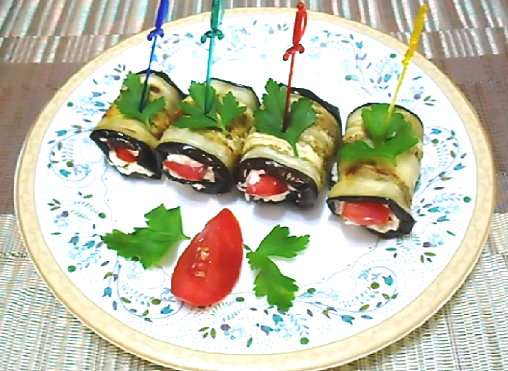 Простая, но вкусная закуска из сезонных овощей - острые рулетики из баклажанов 