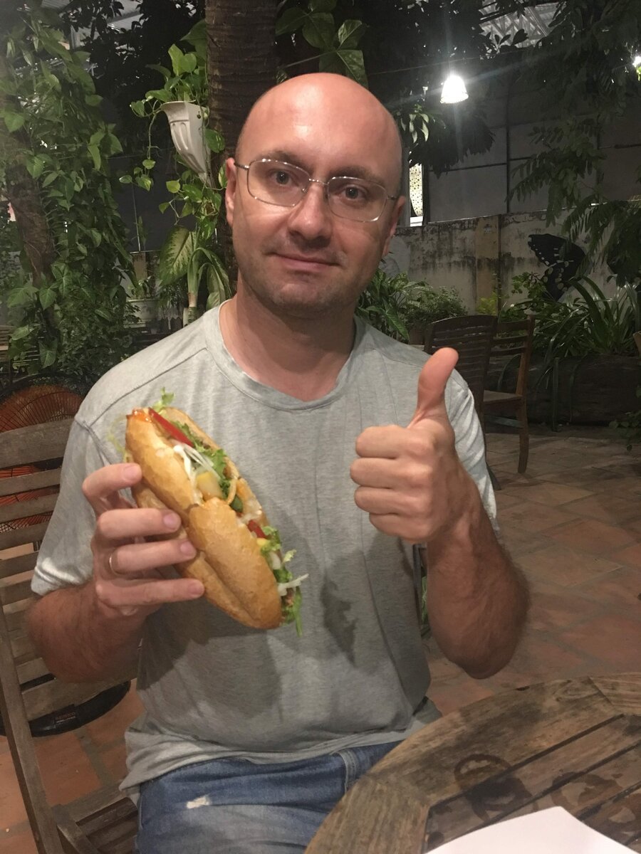 Бан Ми, местный фаст фуд. Стоимость 15 000 донгов. 