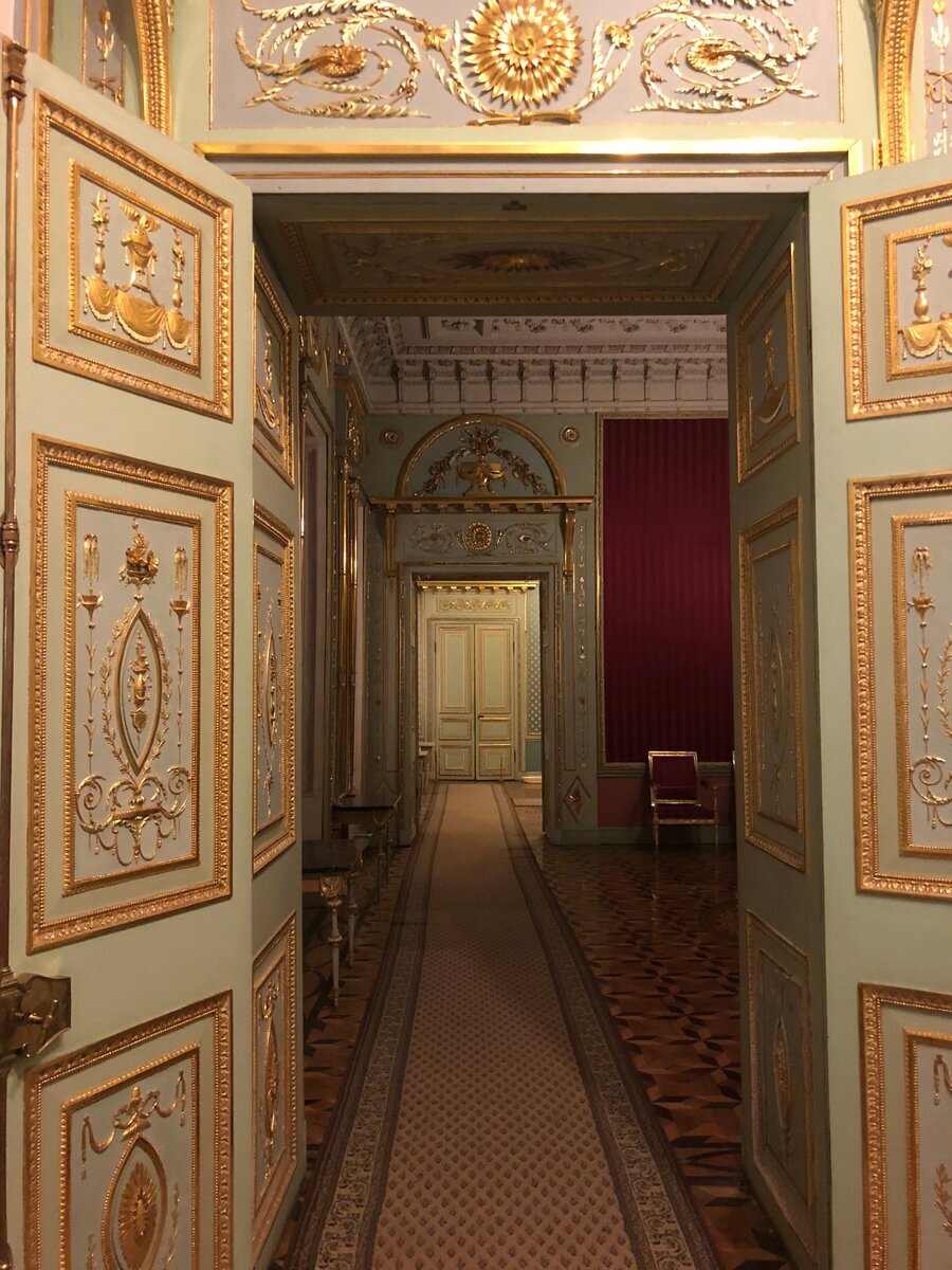 Голубая,  Малиновая и Изумрудная гостиные отреставрированы силами МИИГАиК.  Бальный зал перестроен ещё в XIX веке (на его месте была устроена  церковь), теперь здесь геодезический музей.