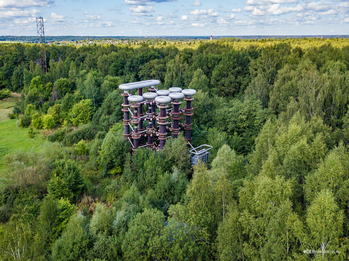 Посредине леса. Заброшенный Генератор. Заброшенный Москва Генератор молний причина.