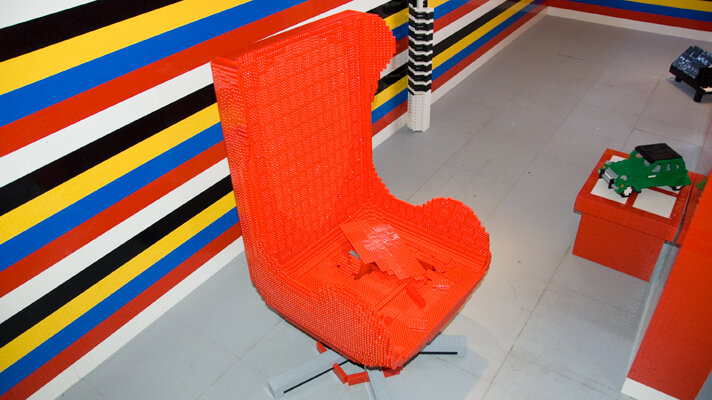 Даже мебель в нем сделана из LEGO