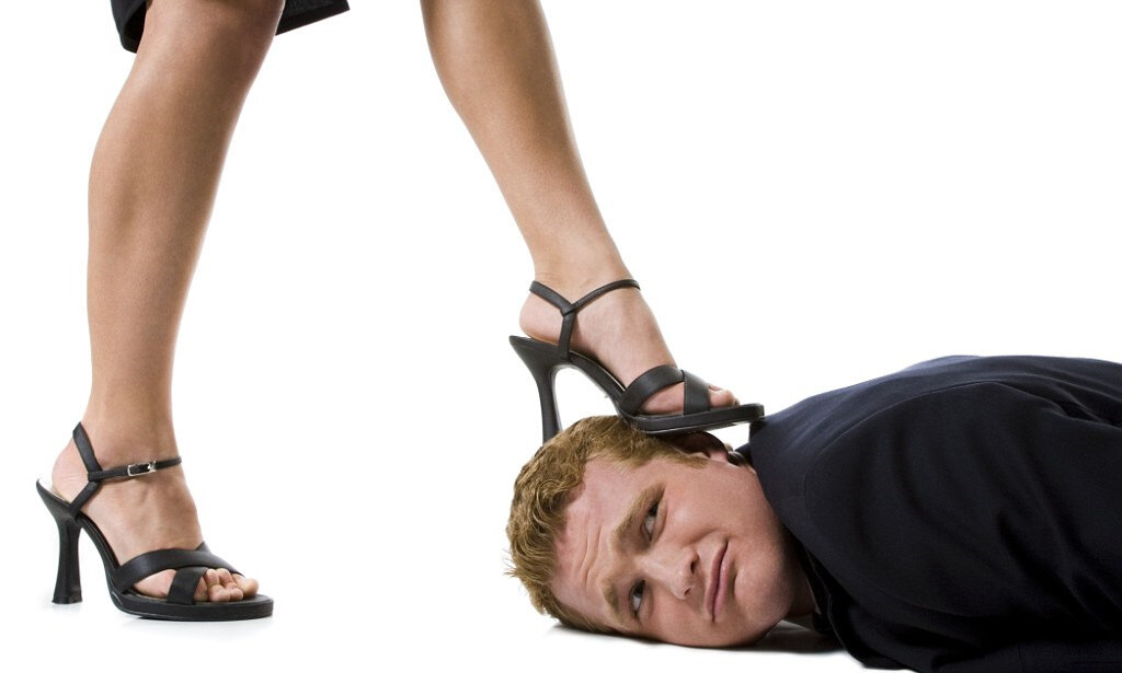 Трамплингом называется топтание, совершаемое по партнеру в обуви или босыми ногами. Это считается одной из разновидностей БДСМ-практик, а также частью ролевой игры, в которой есть место подчинению и доминированию. Чаще всего роль доминанта исполняет женщина, а вот роль сабмиссива может принадлежать как мужчине, так и женщине. Данная практика необходима для получения удовольствия обоими партнерами, причем и физического, и психологического. 
Трамплинг можно разделить на два вида:

- жесткий трамплинг -

Подразумевает топтание по партнеру в обуви, чаще в туфлях с острыми шпильками. Цель такого топтания - причинить нижнему боль, поэтому оно относится к садо-мазохизму. Нижний, хоть и испытывает боль, но получает от этого наслаждение. Наступать шпильками на гениталии нижнего, на лицо и даже прыгать по его телу - при жестком трамплинге все разрешено.

- мягкий трамплинг -

Подразумевает топтание по партнеру босыми ногами. При таком топтании удовольствие получается не благодаря боли, а наоборот - благодаря нежным прикосновениям и мягкому давлению женских ног. Скорее его можно отнести к фут-фетишу.

Существуют меры предосторожности и техника безопасности при трамплинге, так как эта техника может быть весьма опасна.

- При топтании на животе и груди нижний должен лежать на твердой поверхности;

- при топтании на спине нижний может лежать и на мягкой поверхности (например, на диване);

- нельзя забывать про опору для верхнего, чтобы он не потерял равновесие и не травмировал ни себя, ни нижнего (опорой может служить стена);

- лучше не выбирать для хождения голову и лицо, потому что это довольно травмоопасно.