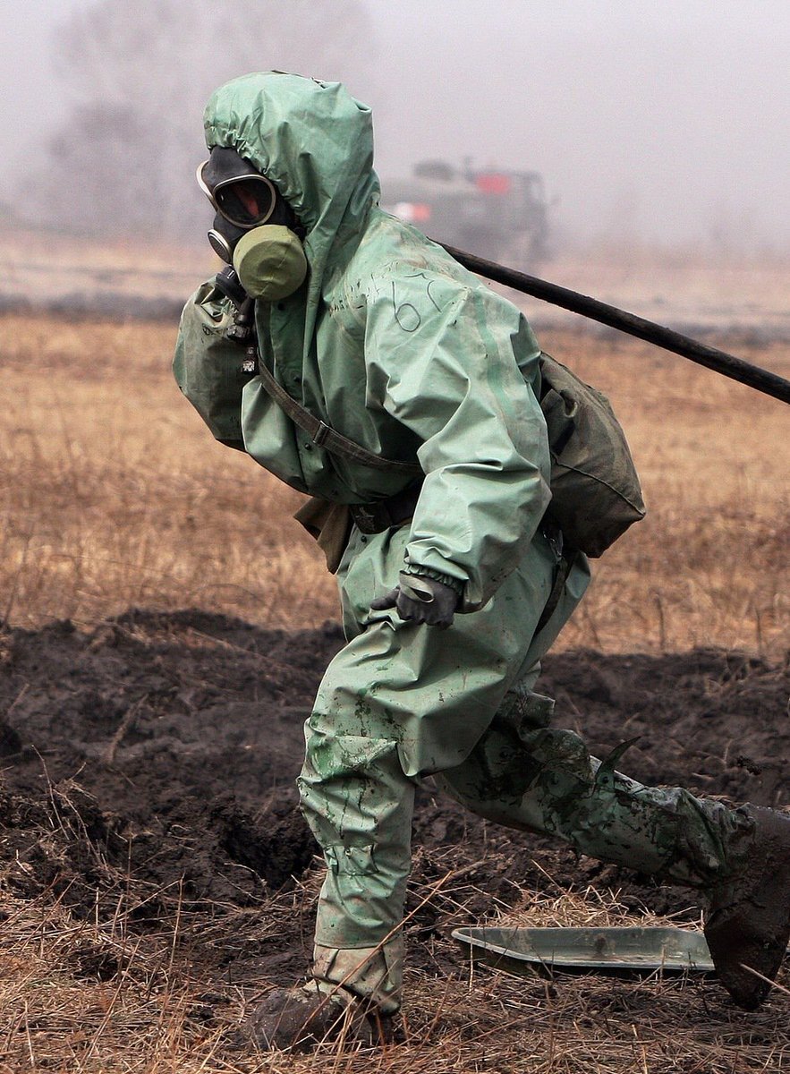 Учения МЧС (люди в полных костюмах хим. защиты)