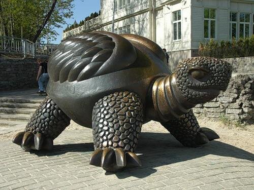 Курорт Юрмала 12 образовался в результате слияния населенных пунктов. Сейчас это районы Кемера, Булдури, Лиелупе Майори и другие. Они чувствовали деревенский пастырский, патриархальный образ жизни. Тем не менее, юрмальская заводь не может быть вызвана. Существует также ось социальной и культурной жизни. Улица Йомас. Это абсолютно без автомобиля, созданный для прогулок, так что люди видят и видят. На этом бульваре в сезон и на светских мероприятиях можно встретить много знаменитостей, особенно звезд российского шоу-бизнеса. Помимо череды ресторанов, таверн и бутиков, здесь расположены старейшая аптека и рынок. А на углу Омнибуса и Йомы открылся первый приморский спа-отель с садом, открытый в 1870 году. Стоит прогуляться по «Арбату» среди художников и уличных музыкантов,