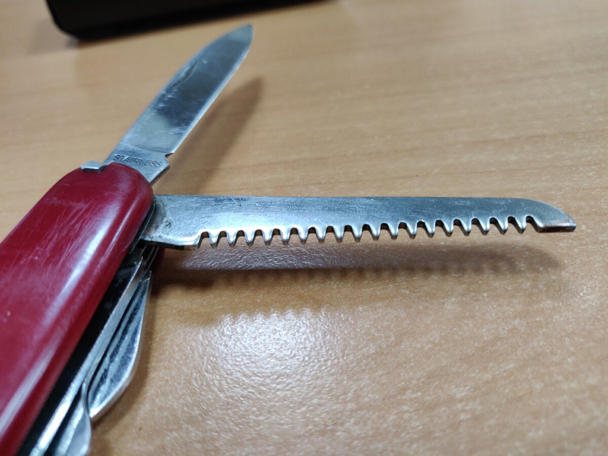 Все инструменты сделаны на оте..сь, пила не заточена, ножницы тоже