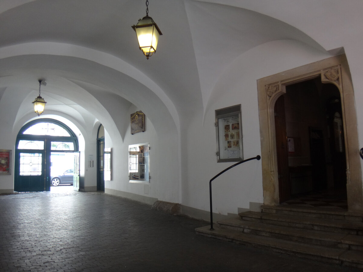 Дверь справа ведет в церковь, в правом дальнем углу – вход в здание, где располагается Сокровищница и кое-что из вышеперечисленного, прямо напротив – вход во внутренний двор