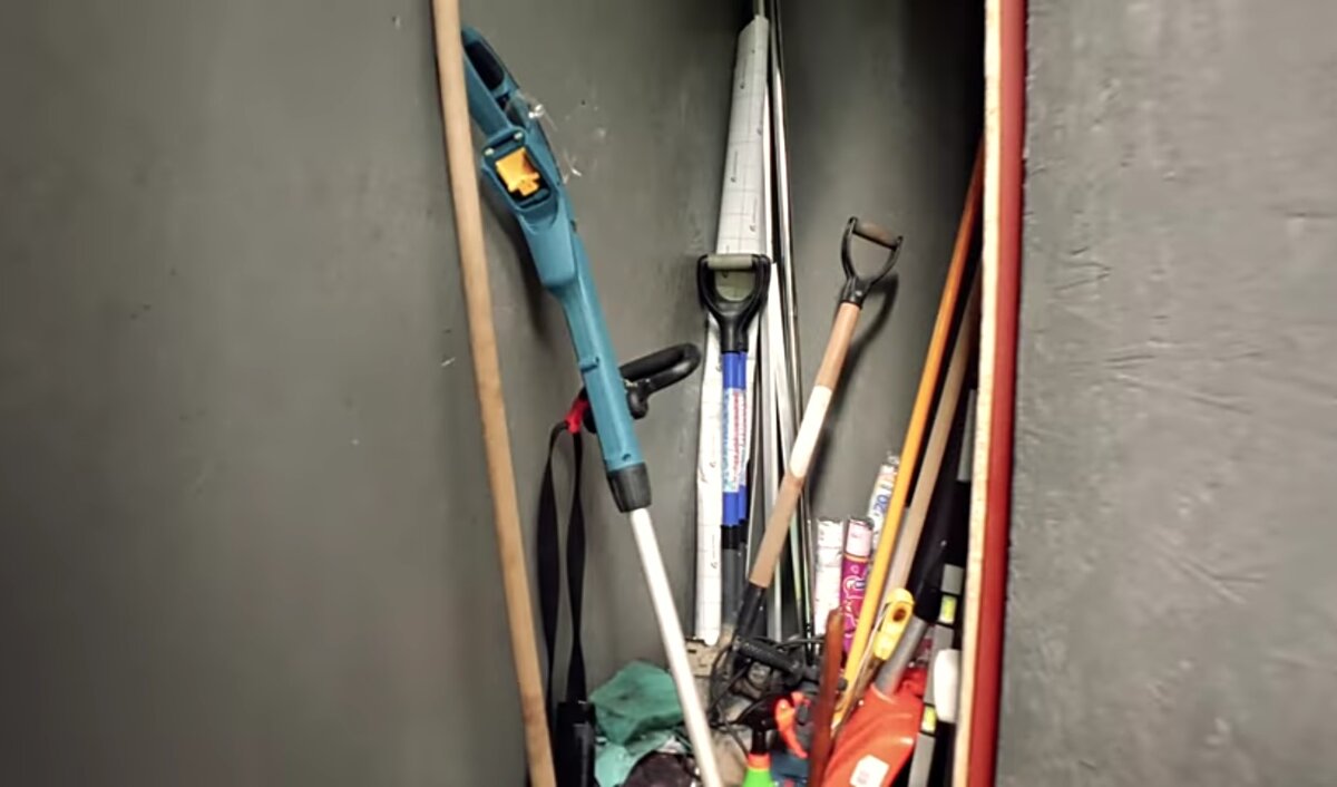 Это сарайчик, для садового инвентаря и всего, что не очень хочется хранить в доме. Внутри есть освещение, что очень оказалось удобным вечером, ширина 40 сантиметров, позже думаю сделать полочки на стену. 