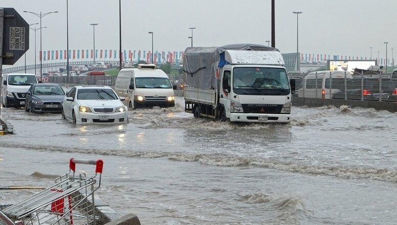 Своими глазами: Дубай тонет во время банального дождя (фото)