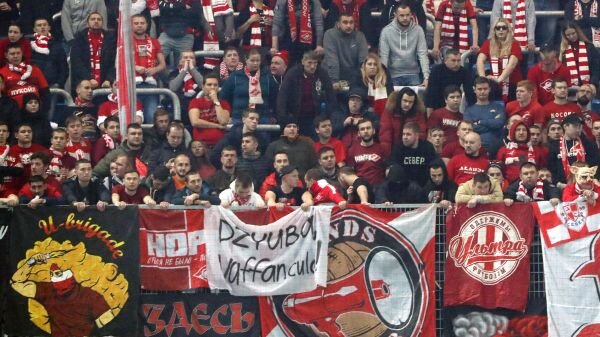 В четверг, 19 декабря, в Москве прошла трехсторонняя встреча с участием представителей Российского футбольного союза, Премьер-лиги и МВД. Она была посвящена недавним задержаниям болельщиков, кричавших нецензурные выражения в адрес капитана сборной России Артема Дзюбы.


ЕЩЕ ПО ТЕМЕ
Фанаты «Зенита», «Динамо», «Арсенала» и «Локо» ушли с трибун в знак протеста против задержаний
«Правоохранительные органы выразили жесткую позицию относительно дальнейших взаимоотношений с футбольными фанатами. Представители силовых ведомств не считают, что перегнули палку в ходе последних задержаний болельщиков на матчах РПЛ, и выступают за дальнейшее ужесточение методов работы с футбольными фанатами»