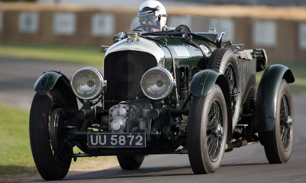Старинный гоночный автомобиль Bentley 4 1/2 Litre Supercharged (1930) во время ралли Мillе Miglia. Пассо делла Фута, Италия, 18 мая 2013 г.