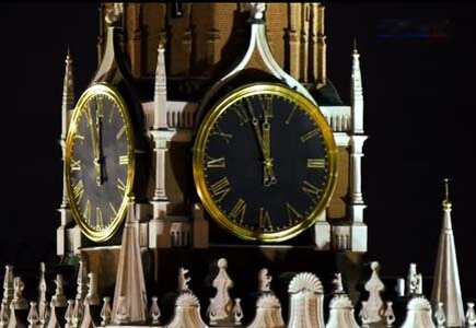 Часы на Спасской башне Московского Кремля за несколько минут до Нового Года