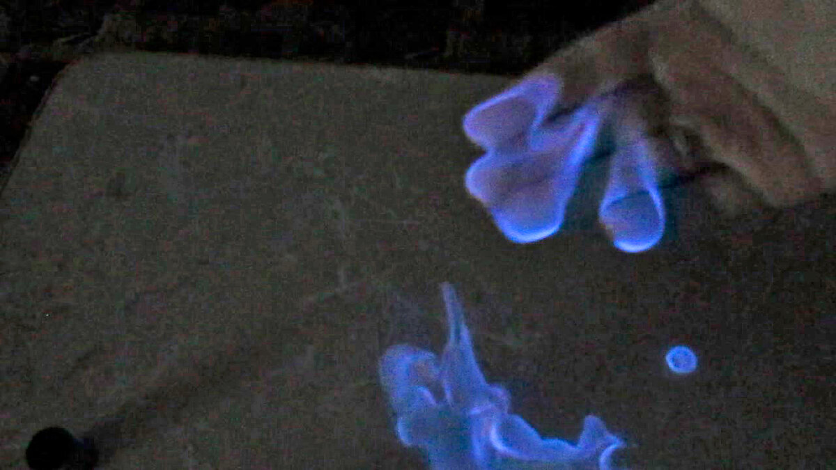 Фокусы с огнем в руках. Холодные огни для торта. Фонтан свадебный. Холодный огонь лег в основу устройств. Холодные сценические фонтаны.