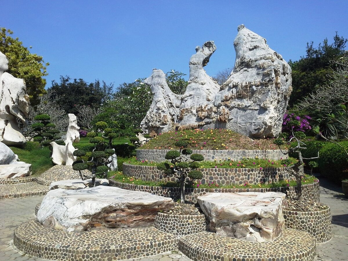 Stone park. Сад миллионолетних камней Паттайя. Парк миллионолетних камней в Паттайе. Паттайя парк миллионолетних камней и крокодиловая ферма. Тайланд сад миллионолетних камней.