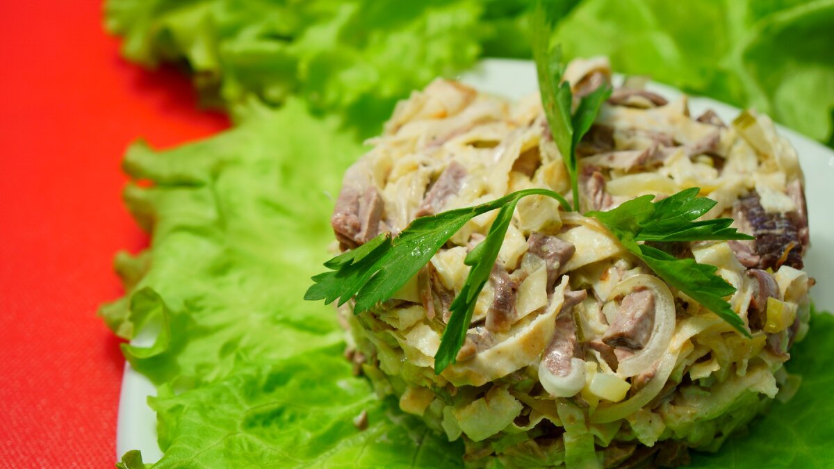 Вкусный, деликатесный и красивый! Изысканный салат «Министерский» готовится легко и просто.