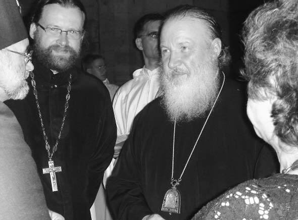рядом с патриархом Кириллом — советник председателя правления фонда «Русский мир», давний сотрудник ОВЦС протоиерей Антоний Ильин.