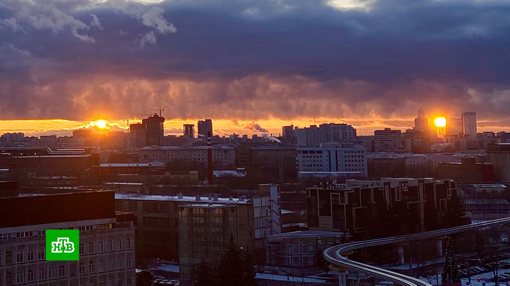 Закат 9. Два солнца в Москве 2020. Паргелий в Москве. Два солнца на небе в Москве. Три солнца в Москве.